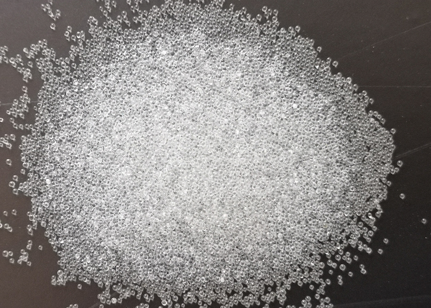 1.52 Refractive Index Hollow Glass Beads , SiO2 Glass Beads For Road Marking Paint